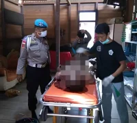 Petugas Polsek Seberuang mengevakuasi jenazah AP dari tepi jalan poros Desa Gurung, Kecamatan Seberuang, Kapuas Hulu.