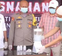 Wakapolres Kompol Suparwoto bersama jajaran Forkopimda menyaksikan pemusnahan 155,73 gram sabu di halaman Satresnarkoba Polres Bengkayang.