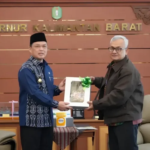 Gubernur Ria Norsan menerima Laporan Eksekutif Daerah Semester II 2025 dari BPKP Kalbar di Ruang Kerja Gubernur.