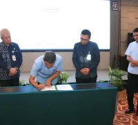 Sekda Kalbar Harisson menandatangani pembentukan Tim Optimalisasi Peningkatan Universal Coverage Jamsostek di Pontianak.