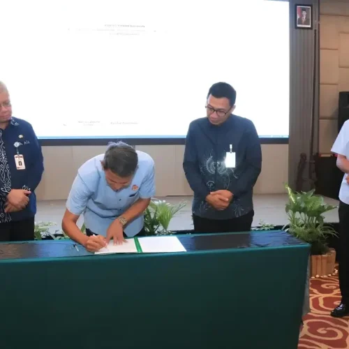 Sekda Kalbar Harisson menandatangani pembentukan Tim Optimalisasi Peningkatan Universal Coverage Jamsostek di Pontianak.
