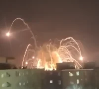 Asap membumbung di wilayah Iran setelah serangan udara AS dan Israel di tengah eskalasi konflik Timur Tengah.