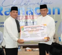 Gubernur Ria Norsan menyerahkan bantuan sosial dan bibit pertanian kepada Wali Kota Edi Kamtono, saat Safari Ramadan di Pontianak, Jumat (27/2/2026).