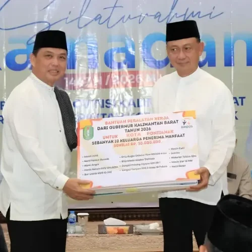 Gubernur Ria Norsan menyerahkan bantuan sosial dan bibit pertanian kepada Wali Kota Edi Kamtono, saat Safari Ramadan di Pontianak, Jumat (27/2/2026).