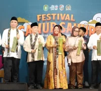Gubernur Ria Norsan membuka Festival Sahur-Sahur 2026 di Mempawah, Sabtu (28/2/2026).
