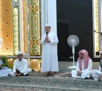 Gubernur Ria Norsan menyampaikan kultum subuh di Masjid Agung Al-Falah Mempawah di hadapan jamaah Ramadan, Minggu (1/3/2026).
