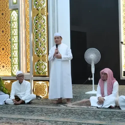 Gubernur Ria Norsan menyampaikan kultum subuh di Masjid Agung Al-Falah Mempawah di hadapan jamaah Ramadan, Minggu (1/3/2026).