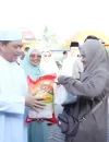 Gubernur Kalbar Ria Norsan saat membuka pasar murah dan menyerahkan paket sembako kepada warga di halaman Masjid Al-Falah, Mempawah, Minggu (1/3/2026).