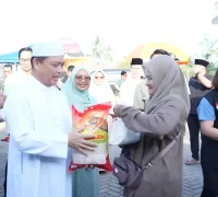 Gubernur Kalbar Ria Norsan saat membuka pasar murah dan menyerahkan paket sembako kepada warga di halaman Masjid Al-Falah, Mempawah, Minggu (1/3/2026).