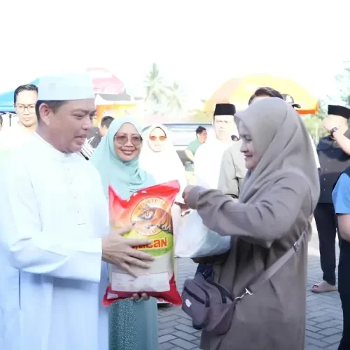 Gubernur Kalbar Ria Norsan saat membuka pasar murah dan menyerahkan paket sembako kepada warga di halaman Masjid Al-Falah, Mempawah, Minggu (1/3/2026).