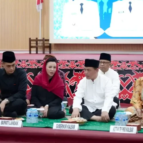 Gubernur Ria Norsan dan Bupati Karolin Margret Natasa saat Safari Ramadan di Aula Kantor Bupati Landak, Minggu (1/3/2026).