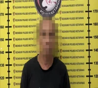 Tersangka pengedar sabu berinisial S (46) saat diamankan Satresnarkoba Polres Ketapang di Mapolres Ketapang.