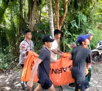 Warga bersama tim gabungan mengevakuasi jasad kakek 79 tahun yang ditemukan di Sungai Ensilat, Kapuas Hulu setelah dilaporkan tenggelam sehari sebelumnya.