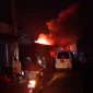 kebakaran permukiman di Jalan Parwasal Pontianak, Rabu malam (25/3/2026).