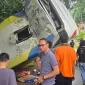 Bus terguling di turunan Penyeladi Sanggau setelah diduga mengalami rem blong.