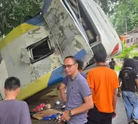 Bus terguling di turunan Penyeladi Sanggau setelah diduga mengalami rem blong.