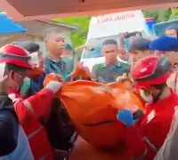 Iring-iringan ambulans membawa jenazah korban heli PK-CFX sebelum tiba di RS Bhayangkara Pontianak.