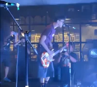 Band punk Sukses Lancar Rezeki tampil penuh energi di showcase Port 99 Pontianak disambut penonton.