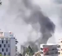 Asap membumbung dari bangunan di Lebanon usai serangan udara Israel yang menewaskan sedikitnya 16 orang.