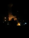 Asap membumbung setelah serangan udara dalam eskalasi konflik antara Amerika Serikat dan Iran di kawasan Timur Tengah.