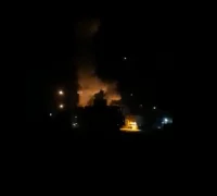 Asap membumbung setelah serangan udara dalam eskalasi konflik antara Amerika Serikat dan Iran di kawasan Timur Tengah.