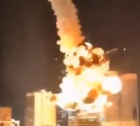 Asap membumbung usai serangan Iran di kawasan Timur Tengah saat konflik dengan Amerika Serikat kembali memanas.