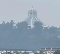 Kondisi kabut asap menyelimuti kawasan Kuching, Sarawak, saat kualitas udara memburuk.