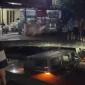 Mobil terjun ke parit di Jalan Parit Haji Husein I Pontianak usai Maghrib.