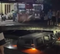 Mobil terjun ke parit di Jalan Parit Haji Husein I Pontianak usai Maghrib.