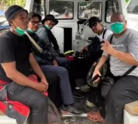 Lima jurnalis bersiap sebelum berangkat meliput erupsi Gunung Anak Krakatau di perairan Selat Sunda. (Istimewa)