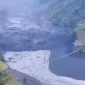Banjir bandang di Nepal tengah akibat longsor yang membendung Sungai Budhi Gandaki merusak jembatan dan memutus jalur pendakian Manaslu. (foto: x.com/NirmalPrasai5)