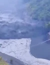 Banjir bandang di Nepal tengah akibat longsor yang membendung Sungai Budhi Gandaki merusak jembatan dan memutus jalur pendakian Manaslu. (foto: x.com/NirmalPrasai5)