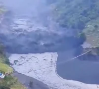 Banjir bandang di Nepal tengah akibat longsor yang membendung Sungai Budhi Gandaki merusak jembatan dan memutus jalur pendakian Manaslu. (foto: x.com/NirmalPrasai5)