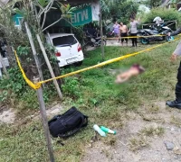 Petugas Polres Sekadau melakukan olah TKP penemuan mayat seorang pria di Dusun Senuruk, Kecamatan Sekadau Hilir.