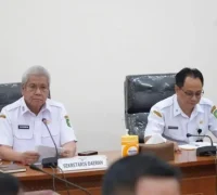 Sekda Kalbar Harisson memimpin rapat koordinasi bersama para distributor membahas ketersediaan bahan pokok dan stabilitas harga menjelang Idulfitri di Kantor Gubernur Kalbar, Pontianak.