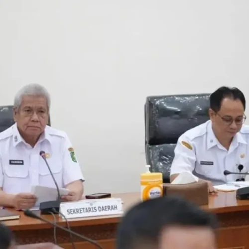 Sekda Kalbar Harisson memimpin rapat koordinasi bersama para distributor membahas ketersediaan bahan pokok dan stabilitas harga menjelang Idulfitri di Kantor Gubernur Kalbar, Pontianak.