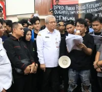 Sekda Kalbar Harisson dan Ketua DPRD Aloysius saat menanggapi aspirasi mahasiswa di Gedung DPRD Provinsi Kalimantan Barat.(instagram.com/adpim.provkalbar)