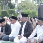 Sekda Kalbar Harisson melaksanakan salat Idulfitri bersama jemaah di halaman Kantor Gubernur Kalimantan Barat.