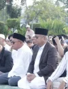 Sekda Kalbar Harisson melaksanakan salat Idulfitri bersama jemaah di halaman Kantor Gubernur Kalimantan Barat.