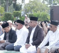 Sekda Kalbar Harisson melaksanakan salat Idulfitri bersama jemaah di halaman Kantor Gubernur Kalimantan Barat.