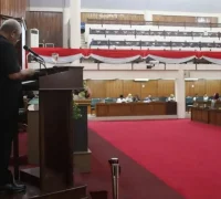 Sekda Kalbar Harisson, mewakili Gubernur menyampaikan jawaban atas pemandangan umum fraksi-frak (1) Sekda Kalbar Harisson membacakan jawaban Gubernur Kalbar dalam Rapat Paripurna DPRD terkait pemangkasan dana pusat Rp522 miliar. (instagram.com/adpim.provkalbar)