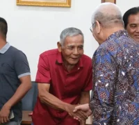Sekda Kalbar, Harisson, Sekda Kalbar Harisson menerima aspirasi masyarakat adat Ketungau Hulu mengenai status hutan adat. (instagram.com/adpim.provkalbar/)