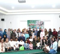 Sekda Kalbar Harisson bersama Windy Prihastari berbuka puasa bersama anak-anak penyandang Thalasemia dan pejuang Kanker di Pontianak.