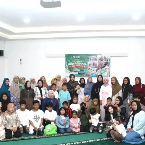 Sekda Kalbar Harisson bersama Windy Prihastari berbuka puasa bersama anak-anak penyandang Thalasemia dan pejuang Kanker di Pontianak.