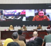 Sekda Provinsi Kalimantan Barat Harisson memberikan arahan pada Rapat Koordinasi Percepatan Pertumbuhan Ekonomi Daerah di Pontianak. (instagram.com/adpim.provkalbar)