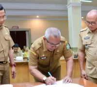 Sekda Sanggau Drs. Aswin Khatib, M.Si. Momen pelantikan Aswin Khatib sebagai Sekda Sanggau disaksikan jajaran Pemprov Kalbar. (instagram.com/adpim.provkalbar)