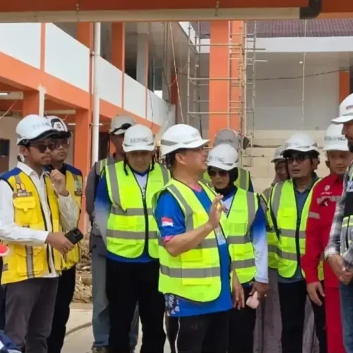 Gubernur Kalimantan Barat Ria Norsan meninjau pembangunan Sekolah Rakyat di Kelurahan Sagatani, Kota Singkawang, yang progres pembangunannya telah mencapai 80 persen.