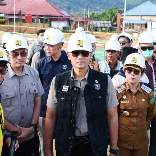 Menko Infrastruktur Agus Harimurti Yudhoyono meninjau pembangunan Sekolah Rakyat di Singkawang, Kalimantan Barat.