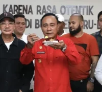 Wagub Krisantus Kurniawan meresmikan Selayar Kopitiam di Jalan Teuku Umar, Pontianak, sebagai dukungan terhadap UMKM dan ekonomi kreatif Kalbar.