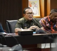 Bupati Kubu Raya Sujiwo bersama Sekda Yusran Anizam saat pembekalan peserta Seleksi Terbuka JPT Pratama di Ruang Rapat Bupati.